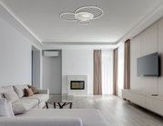 Moderne Deckenleuchte INVERTINA in einem stilvollen Wohnzimmer, von unten betrachtet.