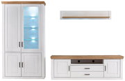 Wohnzimmermöbel-Set im Landhausstil: weißer Vitrinenschrank mit Glasfront und LED-Beleuchtung, passendes Lowboard/TV-Board mit Holzoptik-Oberplatte und Schubladen sowie Wandboard; Frontansicht