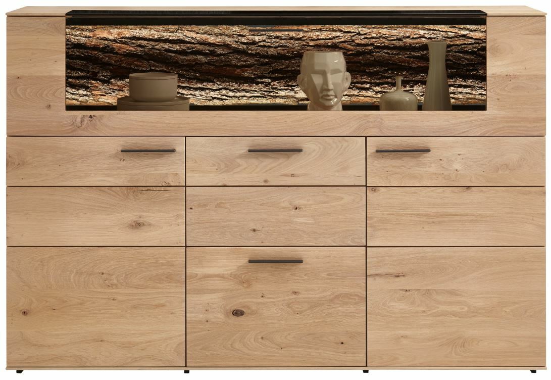 Frontale Ansicht eines modernen Highboards aus Holz mit mehreren Schubladen und Fächern, dekoriert mit Vasen und einer Skulptur.