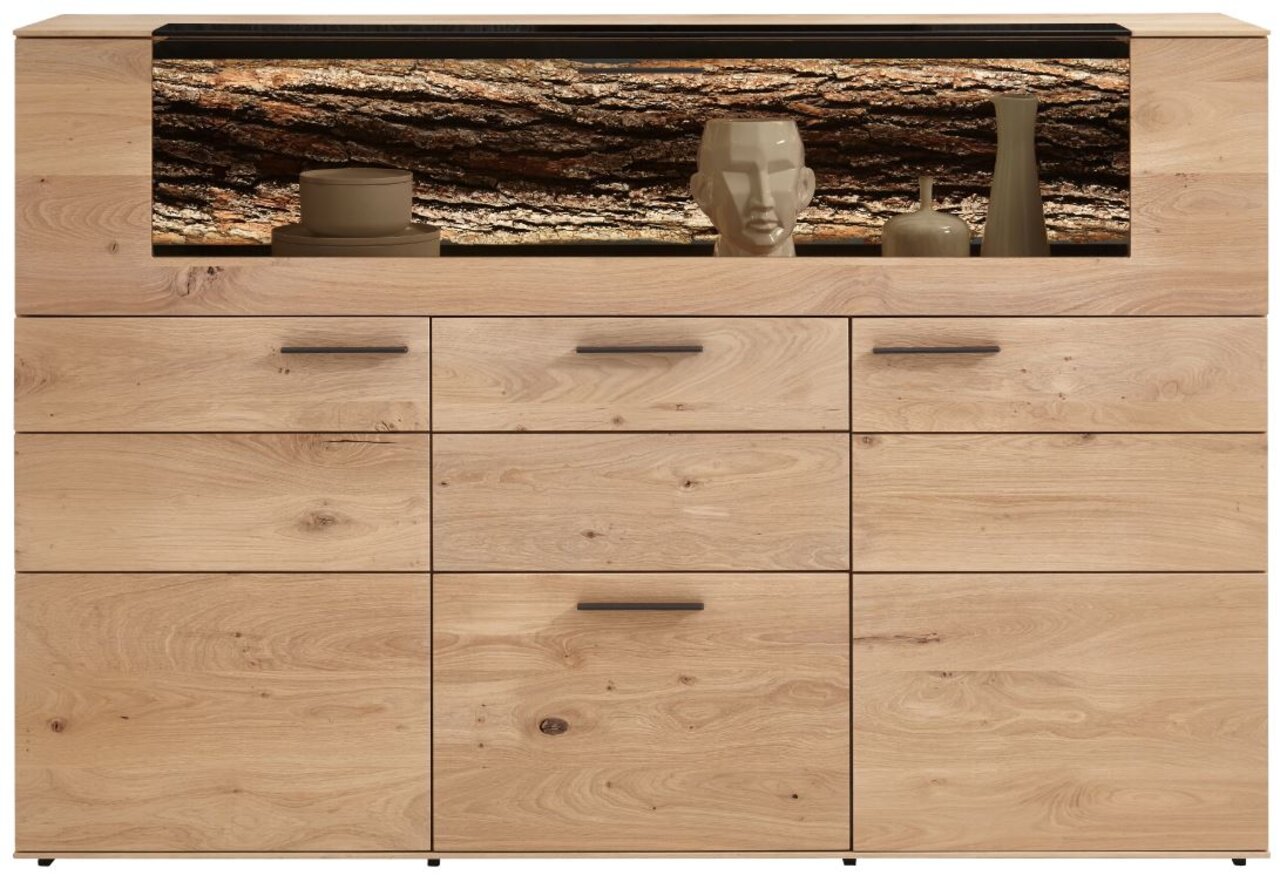 Valnatura Highboard LAVIA Frontale Ansicht eines modernen Highboards aus Holz mit mehreren Schubladen und Fächern, dekoriert mit Vasen und einer Skulptur.