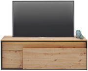 TV-Lowboard aus Holz mit natürlicher Maserung, frontal betrachtet, mit einem Fernseher und dekorativen Vasen darauf.