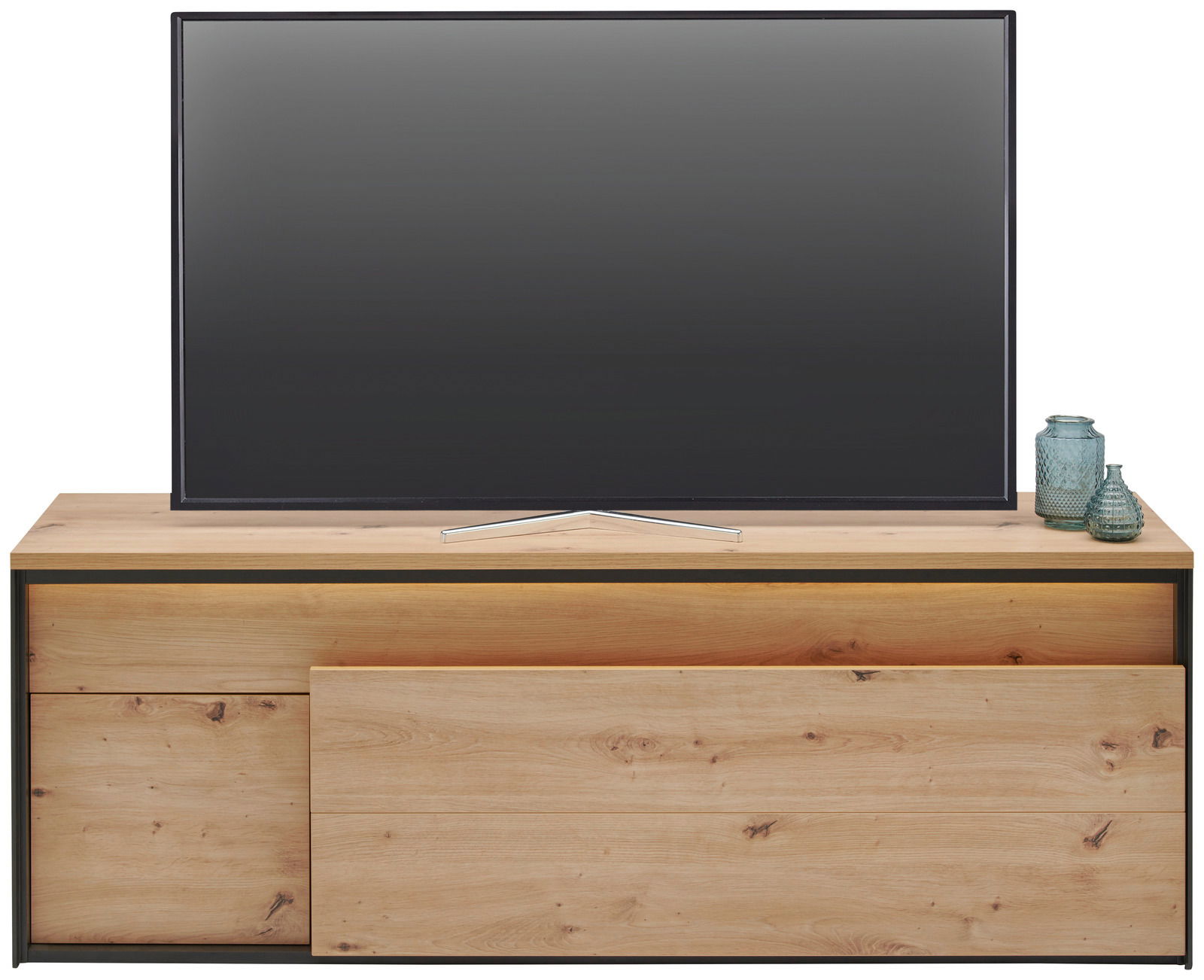 TV-Lowboard aus Holz mit natürlicher Maserung, frontal betrachtet, mit einem Fernseher und dekorativen Vasen darauf.