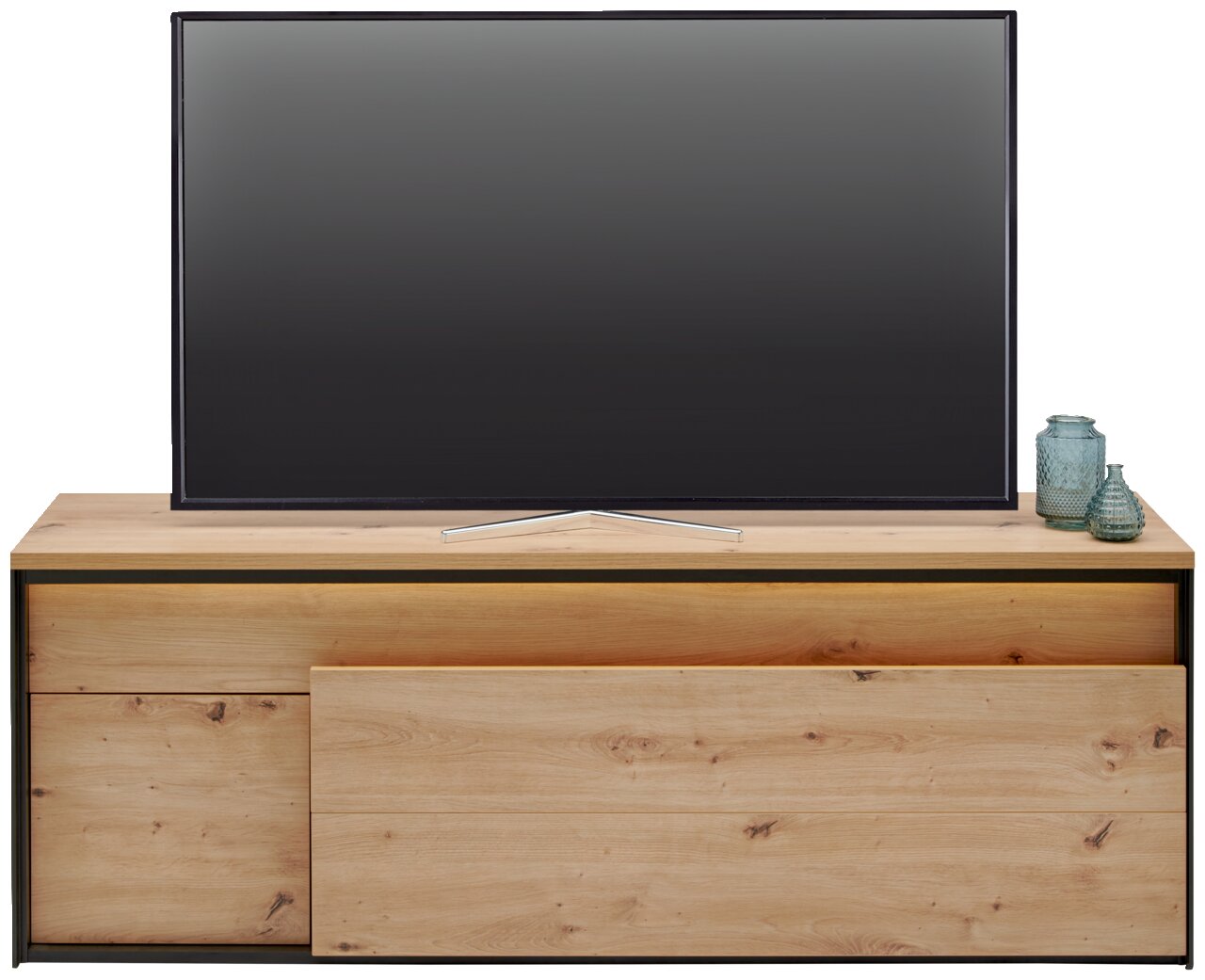 TV-Lowboard aus Holz mit natürlicher Maserung, frontal betrachtet, mit einem Fernseher und dekorativen Vasen darauf.