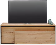 TV-Lowboard aus Holz mit natürlicher Maserung, frontal betrachtet, mit einem Fernseher und dekorativen Vasen darauf.