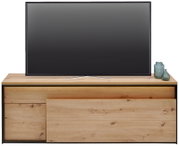 TV-Lowboard aus Holz mit natürlicher Maserung, frontal betrachtet, mit einem Fernseher und dekorativen Vasen darauf.