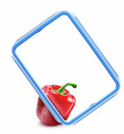 Frontalansicht eines blauen Emsa CLIP&CLOSE Frischhaltedosen-Deckels mit einer roten Paprika im Hintergrund.