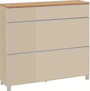 Beige Kommode mit drei Schubladen, Holzplatte in Eichenoptik und silbernem Rahmen, freistehend auf Füßen, Ansicht schräg von vorne