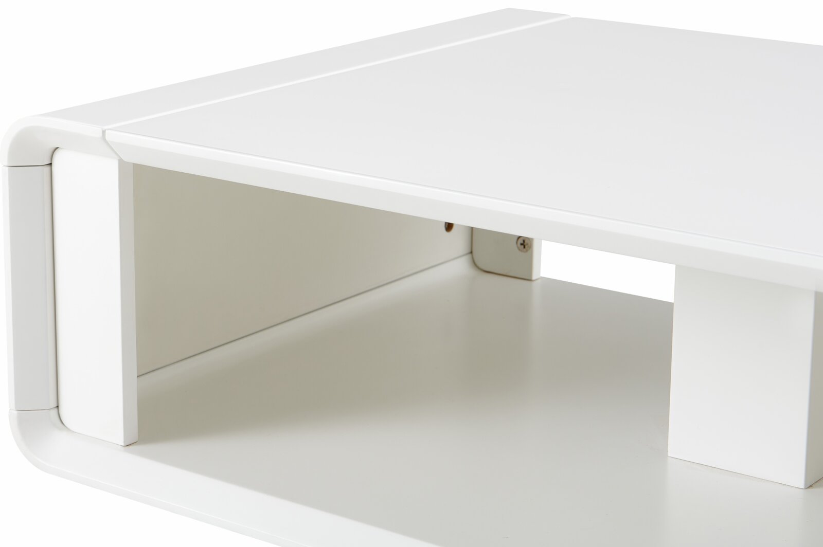 Witte wandplank met afgeronde hoeken en open vak, gezien schuin van voren (detailaanzicht) op witte achtergrond