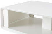Witte wandplank met afgeronde hoeken en open vak, gezien schuin van voren (detailaanzicht) op witte achtergrond