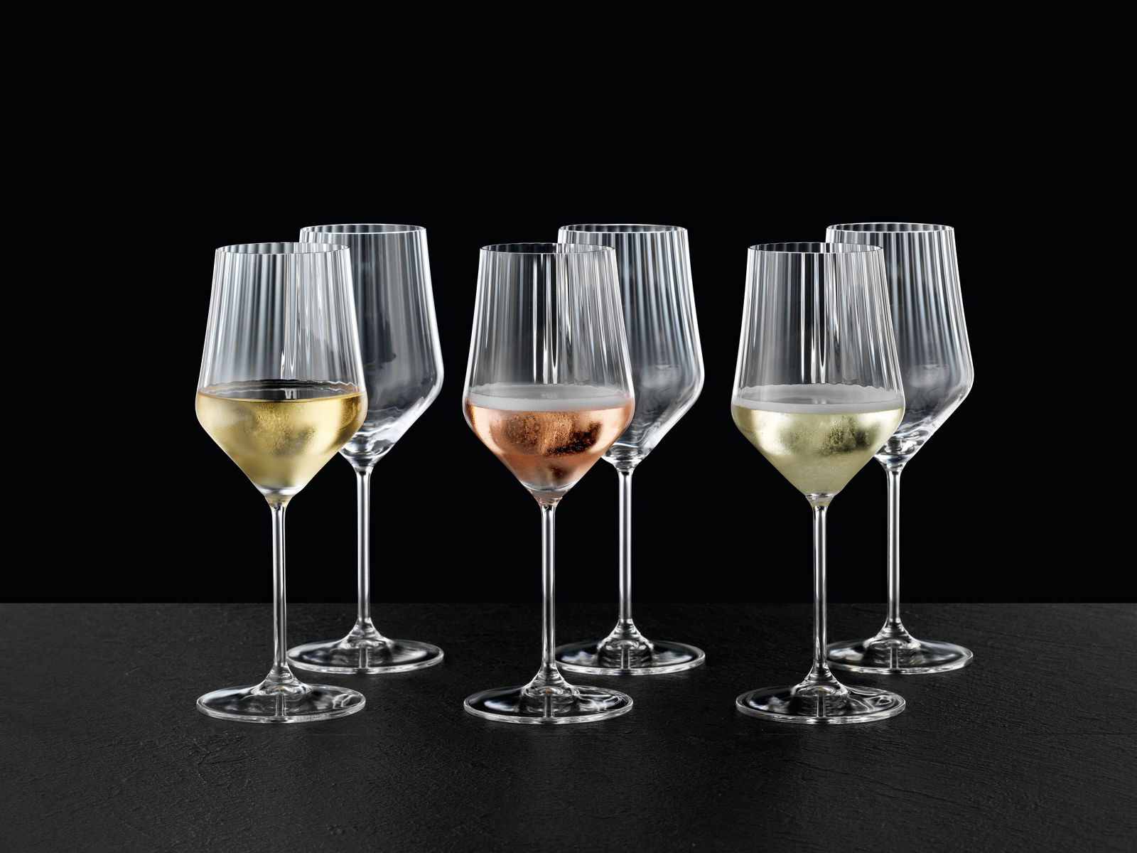 Nachtmann Weißweinglas 6-tlg. APERITIVO Sechs elegante Universal- und Weißweingläser in einem Set, frontal auf schwarzem Hintergrund präsentiert.