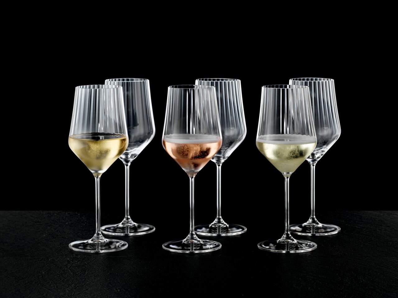Nachtmann Weißweinglas 6-tlg. APERITIVO Sechs elegante Universal- und Weißweingläser in einem Set, frontal auf schwarzem Hintergrund präsentiert.