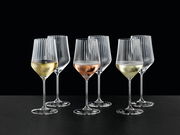 Sechs elegante Universal- und Weißweingläser in einem Set, frontal auf schwarzem Hintergrund präsentiert.