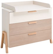 Weiße Wickelkommode mit drei Schubladen und Holzgriffen, seitliche Perspektive