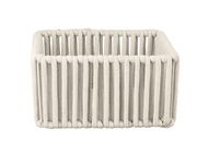 Rechteckiger Badkorb Zovo M in natürlicher Farbe, aus geflochtenem Material, frontal fotografiert.