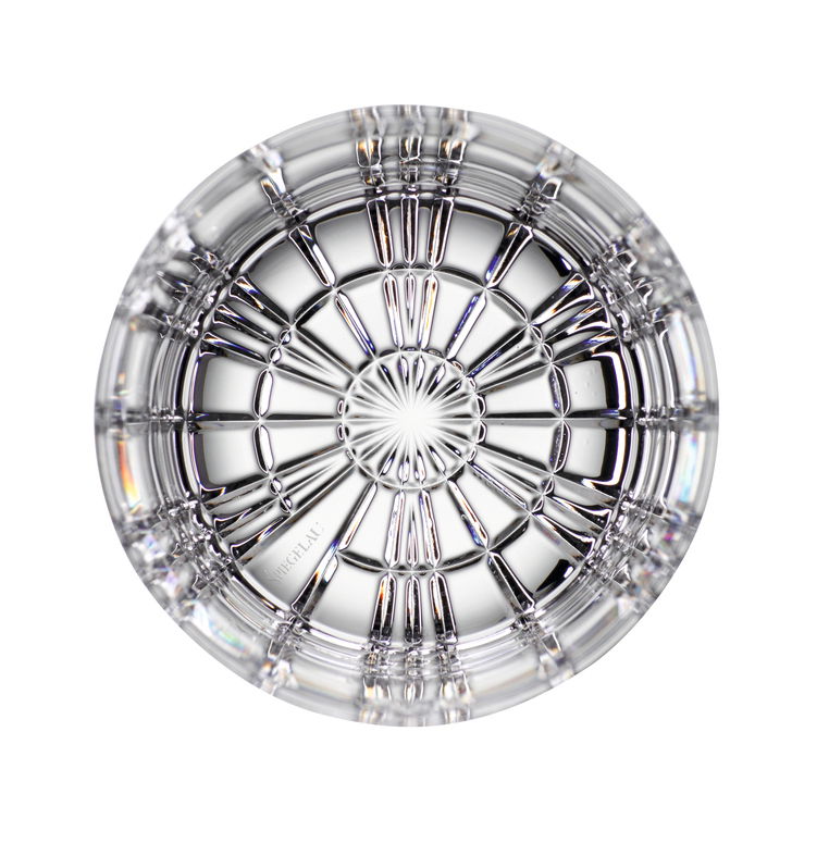 Ansicht von oben auf ein kunstvoll geschliffenes Glas mit strahlenförmigem Muster.