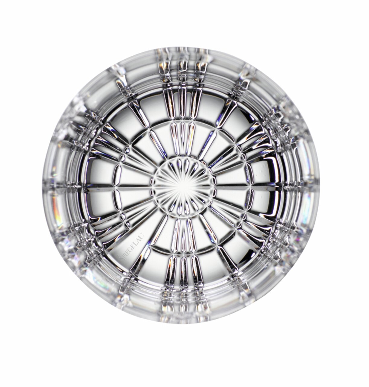 Ansicht von oben auf ein kunstvoll geschliffenes Glas mit strahlenförmigem Muster.