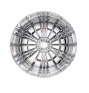 Ansicht von oben auf ein kunstvoll geschliffenes Glas mit strahlenförmigem Muster.