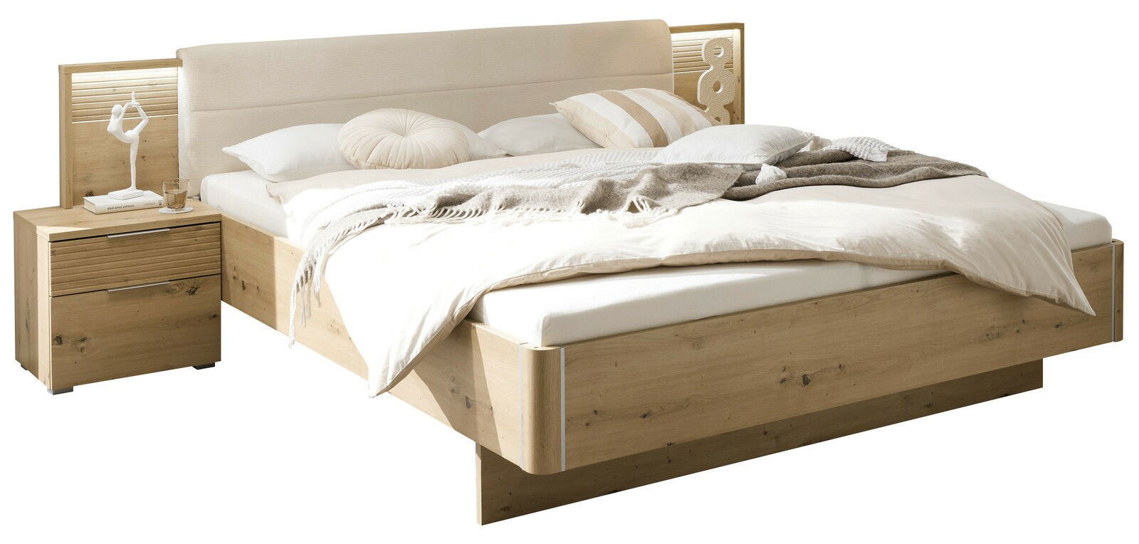 Holzbettanlage mit Kopfteil und Nachttisch, seitliche Perspektive