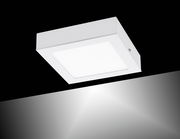 Quadratische Einbau- und Aufbauleuchte OSKAR in Weiß, von unten betrachtet.