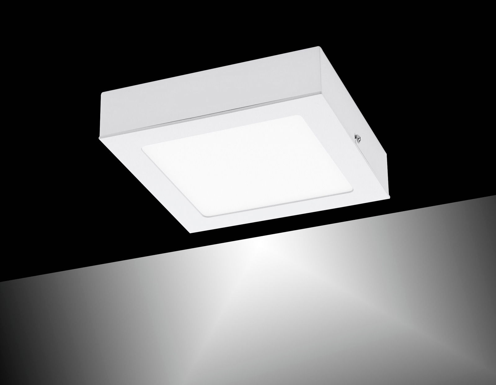 Quadratische Einbau- und Aufbauleuchte OSKAR in Weiß, von unten betrachtet.