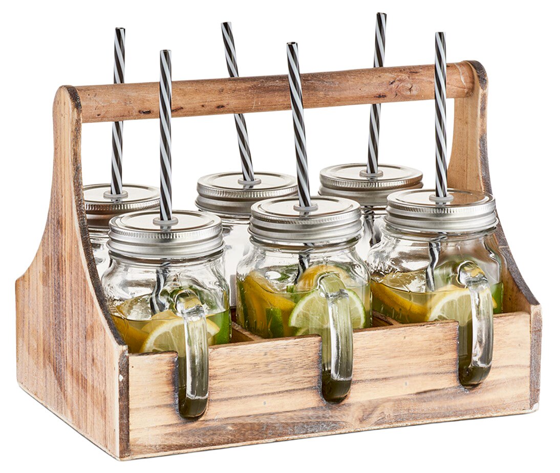 Set aus sechs Trinkgläsern mit Deckel und Strohhalmen in einem rustikalen Holzträger, seitliche Perspektive
