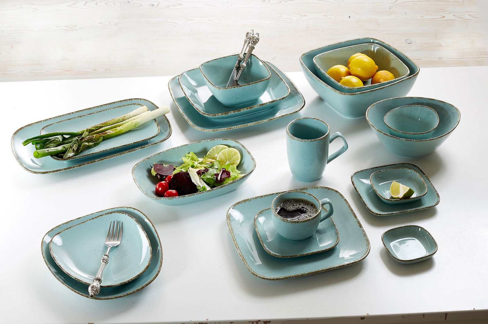 Ritzenhoff & Breker Kaffeetasse CASA Verschiedene blaue Geschirrteile aus der Vogelperspektive, darunter Teller, Schalen und Tassen, teilweise mit Lebensmitteln dekoriert.