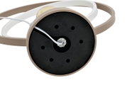 Onderaanzicht van een moderne lamp met een ronde zwarte voet, beige en witte ringvormige elementen en een wit snoer.