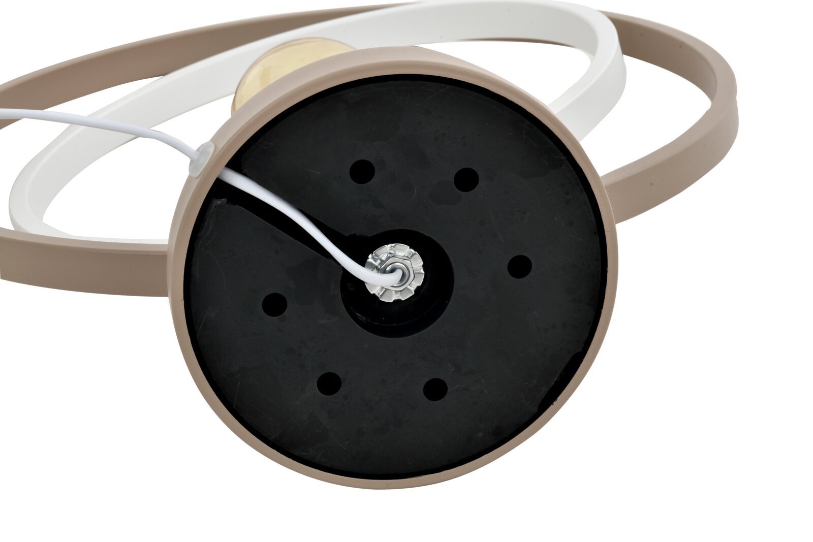 Onderaanzicht van een moderne lamp met een ronde zwarte voet, beige en witte ringvormige elementen en een wit snoer.
