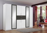 Moderner 8-türiger Drehtürenschrank in Weiß mit dunklen Akzenten und Spiegeln, frontal abgebildet in einem stilvollen Raum.