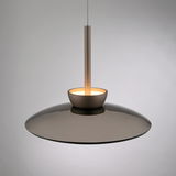 Moderne Pendelleuchte PURE Moon in seitlicher Perspektive, mit elegantem, flachem Schirm und warmem Licht.