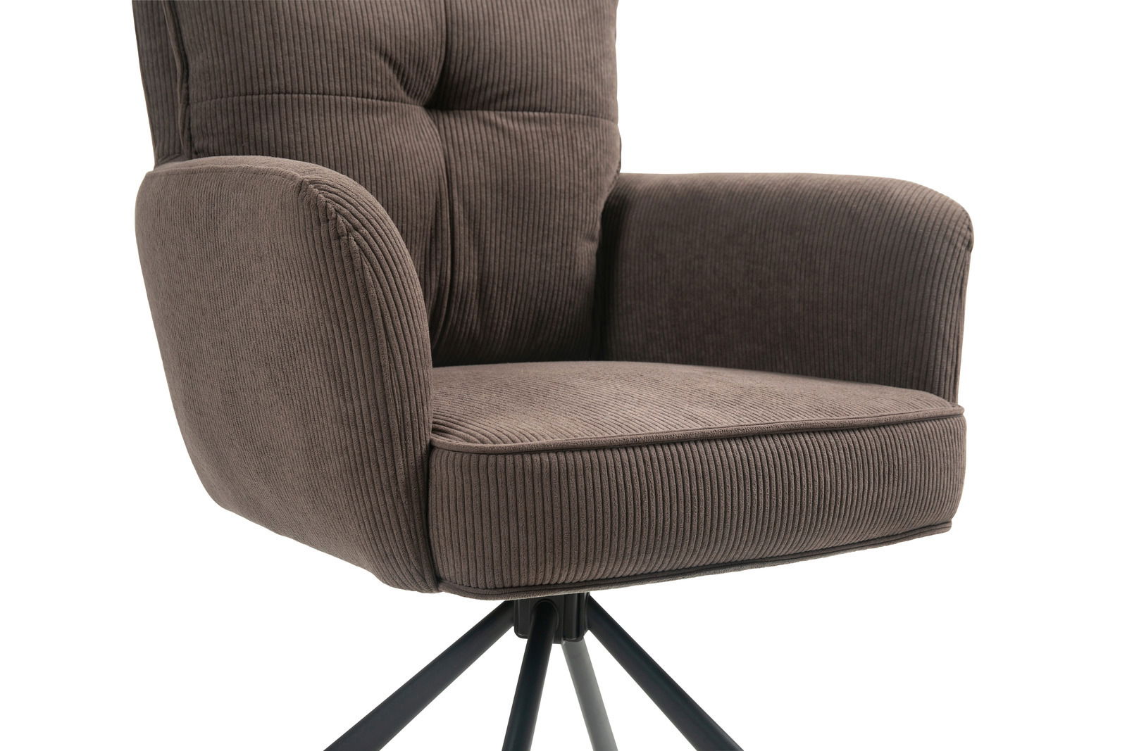 Nahaufnahme eines modernen Sessels mit braunem, geripptem Stoffbezug und schwarzem Metallgestell, seitliche Perspektive.