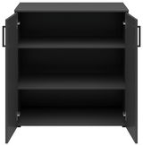 Schwarze Kommode mit zwei offenen Türen und drei Regalböden, frontale Ansicht.