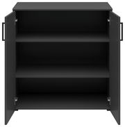 Schwarze Kommode mit zwei offenen Türen und drei Regalböden, frontale Ansicht.