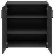 Schwarze Kommode mit zwei offenen Türen und drei Regalböden, frontale Ansicht.