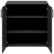 Schwarze Kommode mit zwei offenen Türen und drei Regalböden, frontale Ansicht.