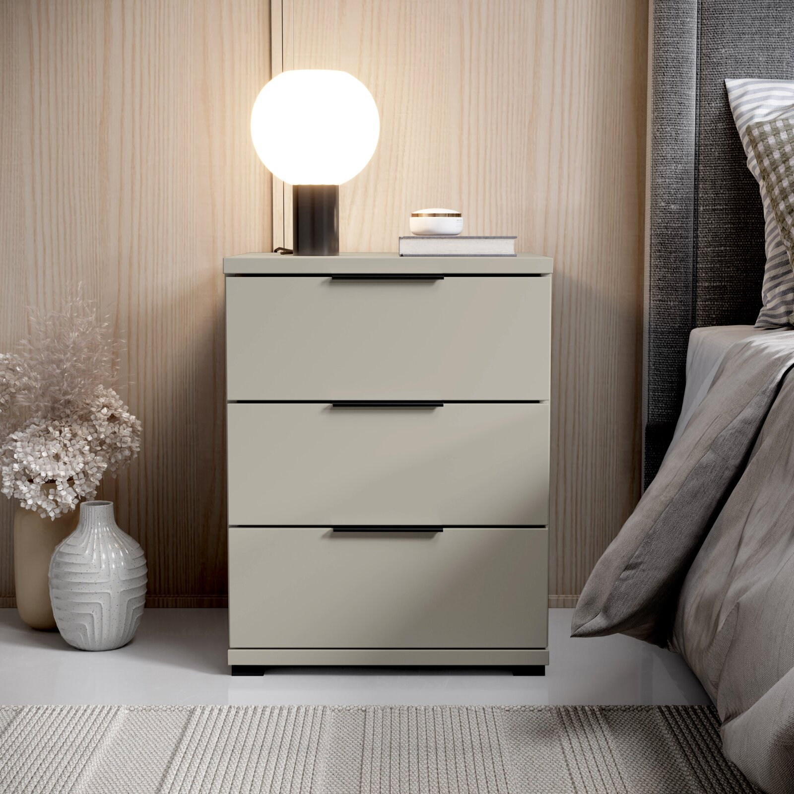 Z2 Nachtkommode SMILLA 2 Moderne Nachtkommode mit drei Schubladen, dekoriert mit einer Lampe und Vasen, seitliche Perspektive