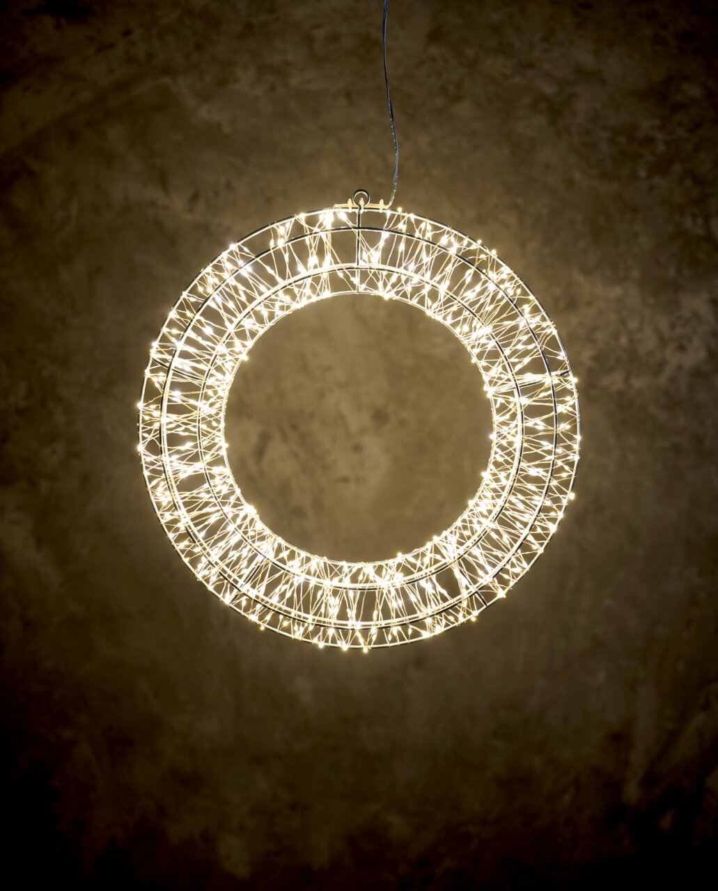 Leuchtender LED-Kranz mit 38 cm Durchmesser, 720 LEDs und Timer, von unten betrachtet.