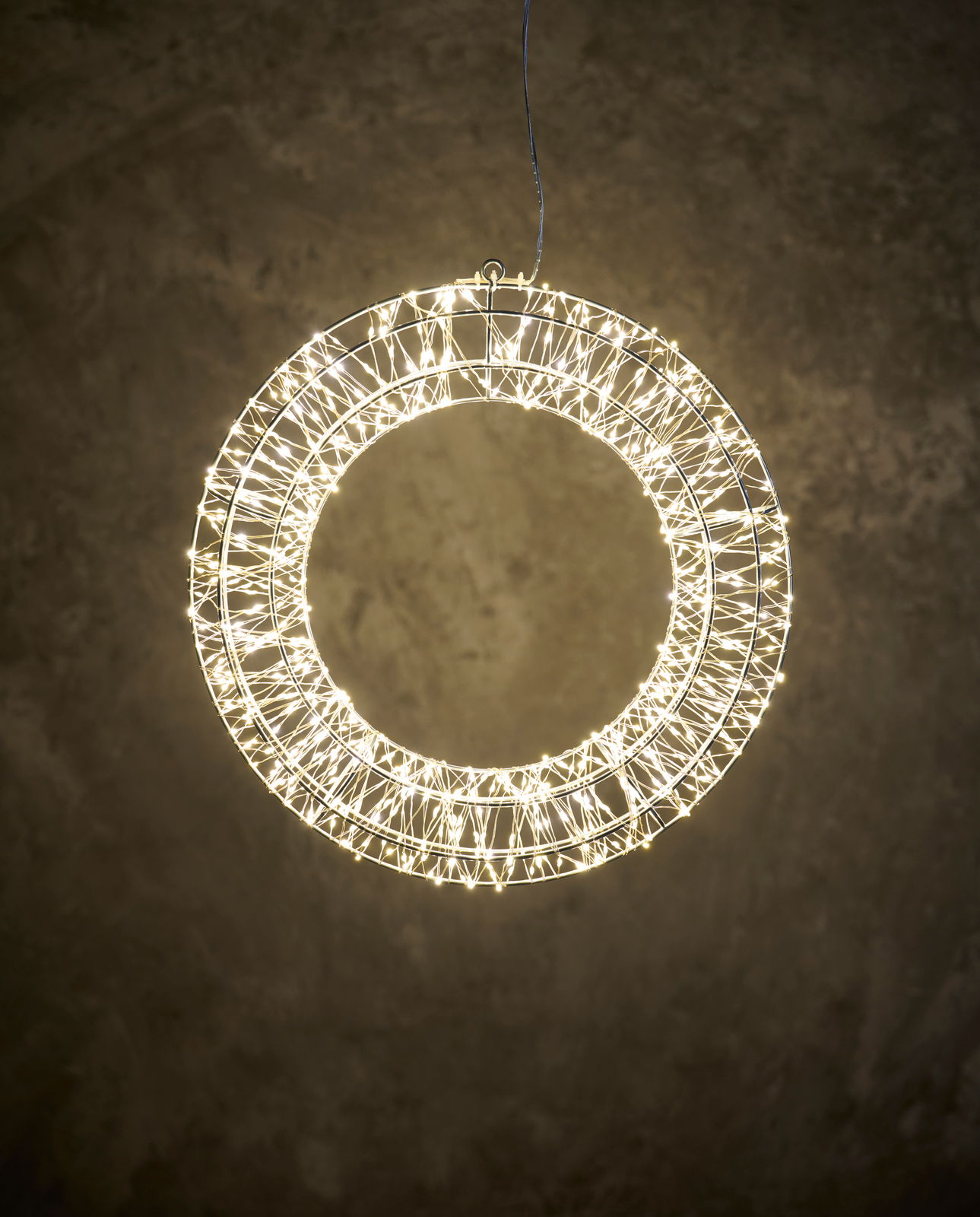 Leuchtender LED-Kranz mit 38 cm Durchmesser, 720 LEDs und Timer, von unten betrachtet.