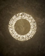 Leuchtender LED-Kranz mit 38 cm Durchmesser, 720 LEDs und Timer, von unten betrachtet.