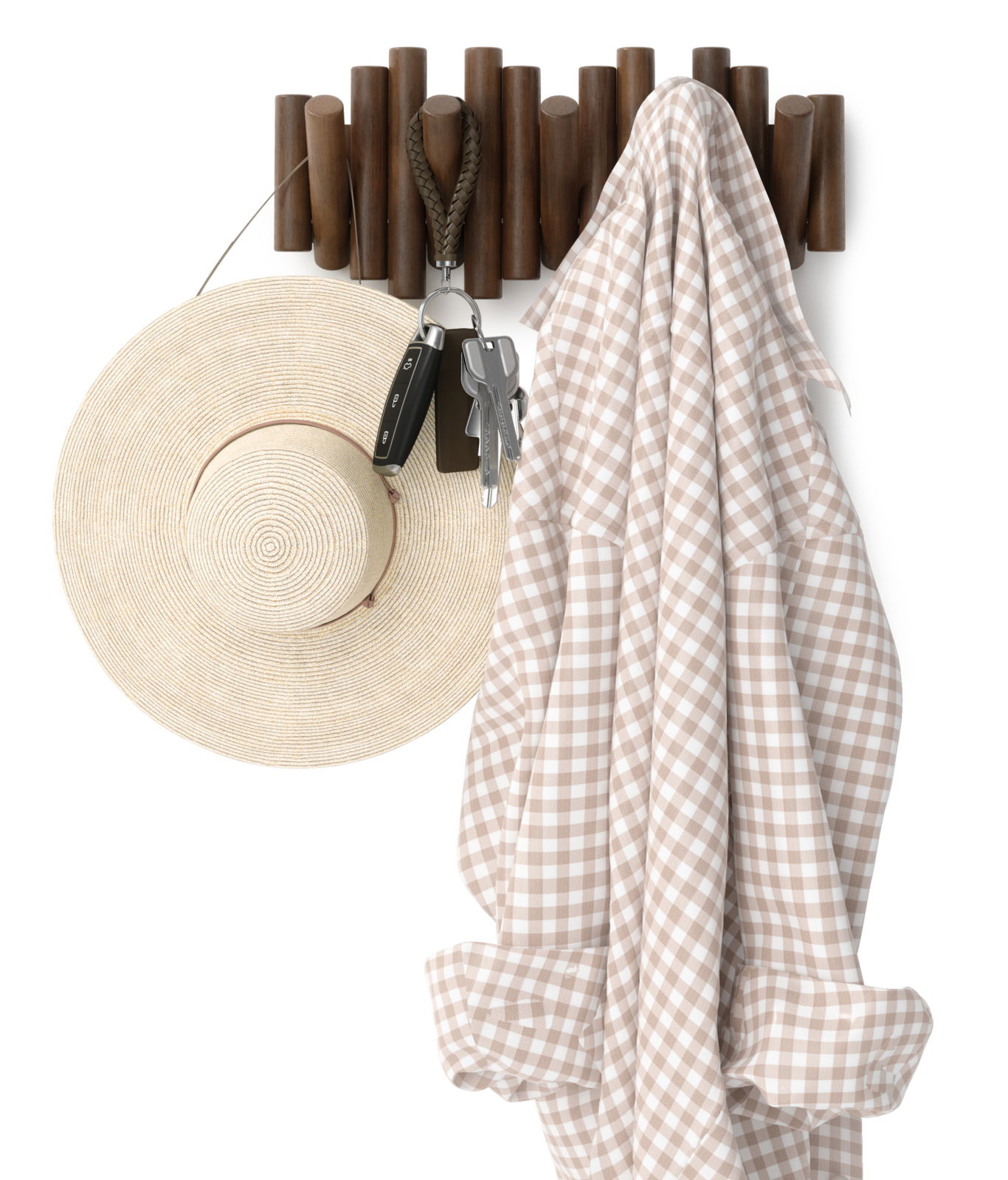 Wandgarderobe aus Holz mit Hüten, Schlüsseln und einem karierten Hemd, frontal betrachtet.