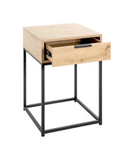 Moderner Nachttisch/Beistelltisch aus hellem Holz mit schwarzem Metallgestell und halb geöffneter Schublade, freigestellt auf weißem Hintergrund, Ansicht schräg von vorne rechts