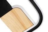 Detailansicht einer modernen LED-Deckenleuchte mit Holz- und Metallelementen in Nahaufnahme.