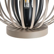 Nahaufnahme einer modernen Tischleuchte mit einem kugelförmigen, offenen Design aus beigen Streben und einer sichtbaren Glühbirne im Inneren.