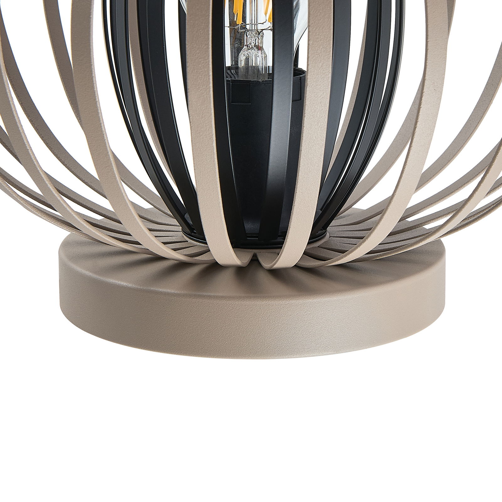 Nahaufnahme einer modernen Tischleuchte mit einem kugelförmigen, offenen Design aus beigen Streben und einer sichtbaren Glühbirne im Inneren.