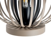 Close-up van een moderne tafellamp met een bolvormig, open ontwerp van beige stangen en een zichtbare gloeilamp binnenin.