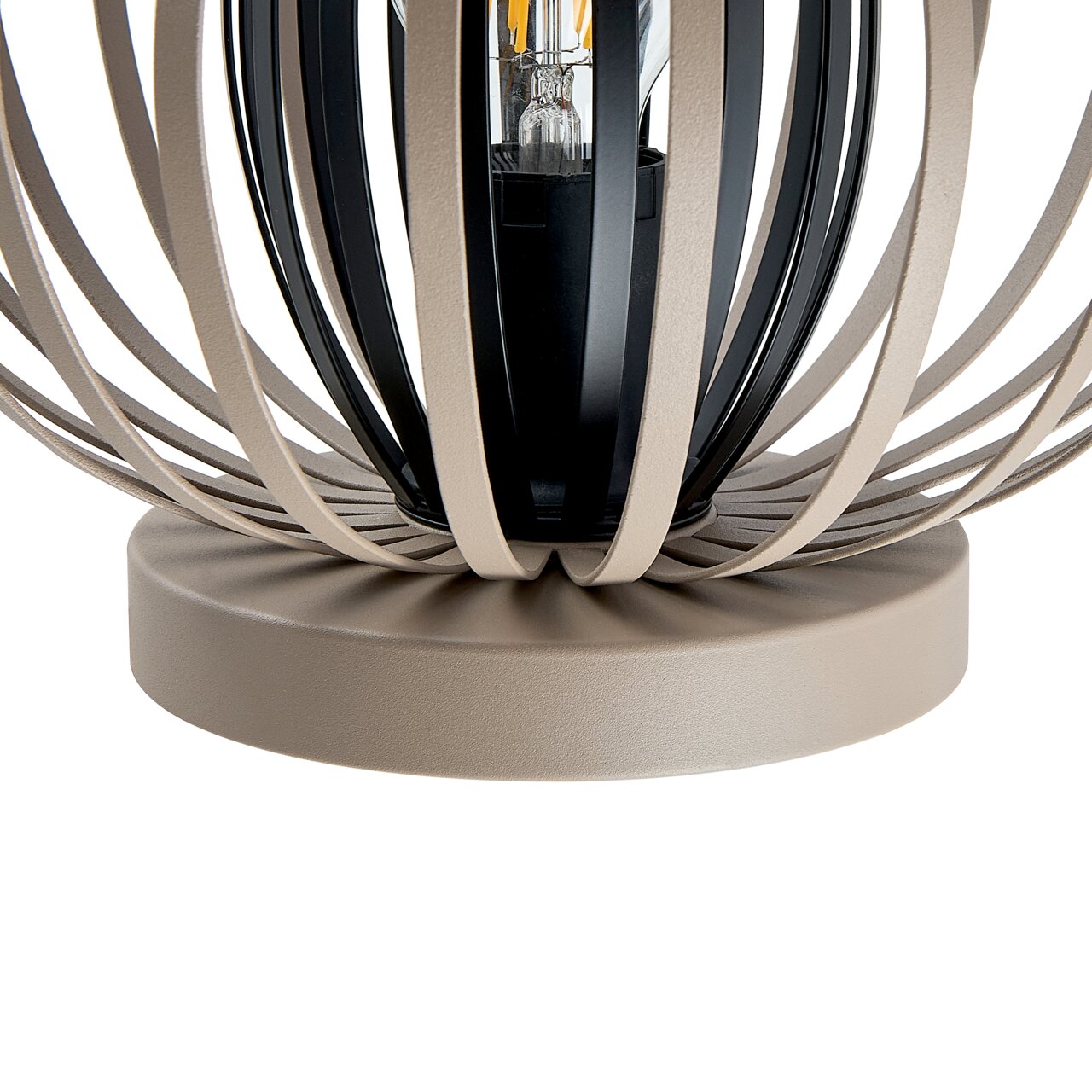 Close-up van een moderne tafellamp met een bolvormig, open ontwerp van beige stangen en een zichtbare gloeilamp binnenin.
