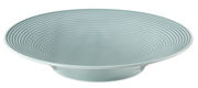 Runder Suppenteller mit einem Durchmesser von 22,5 cm in einer schrägen Perspektive, die die gerippte Struktur und das elegante Design hervorhebt.