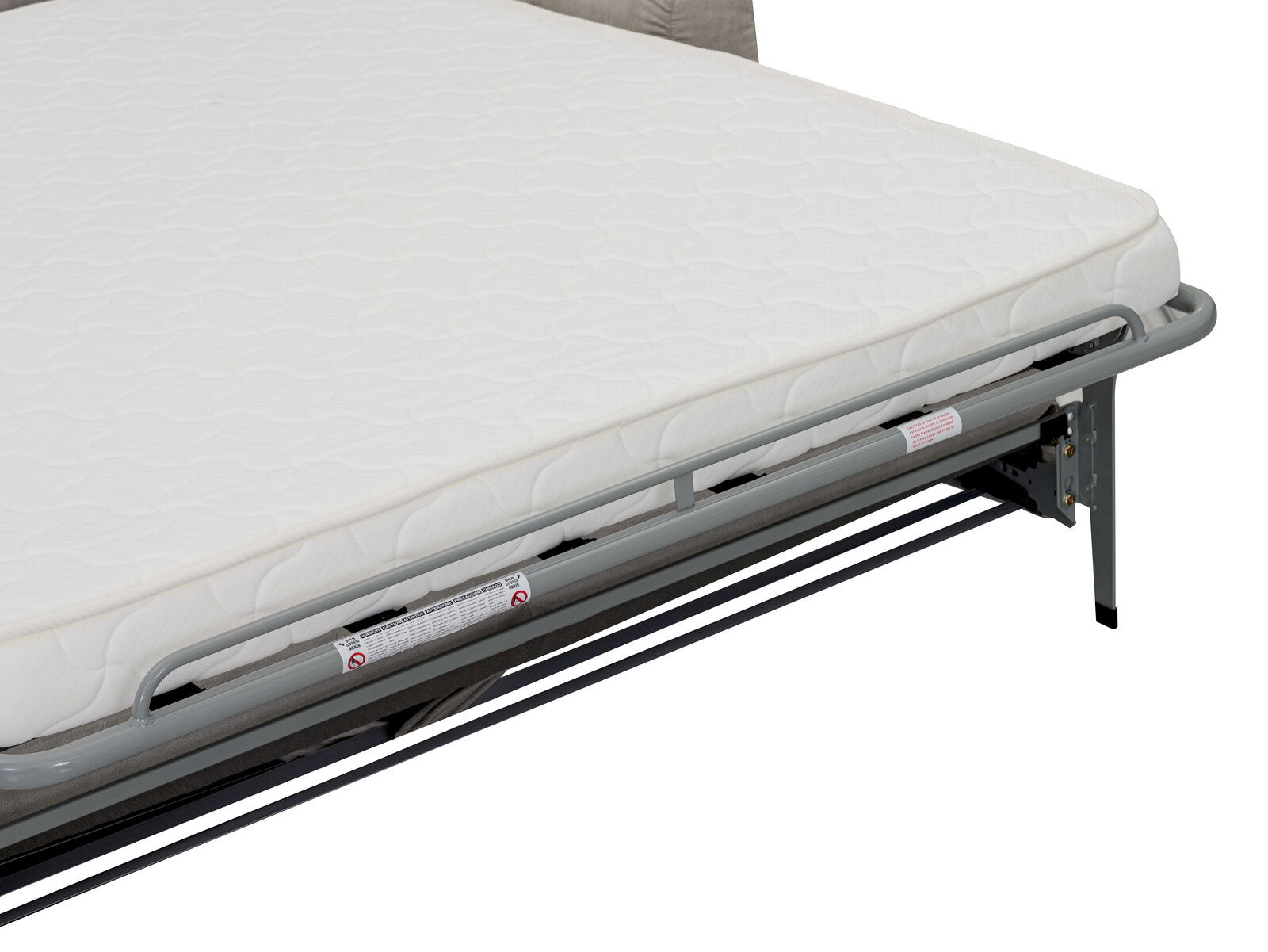 Nahaufnahme eines Funktionssofas mit ausgeklapptem Metallrahmen und weißer Matratze, seitliche Perspektive.