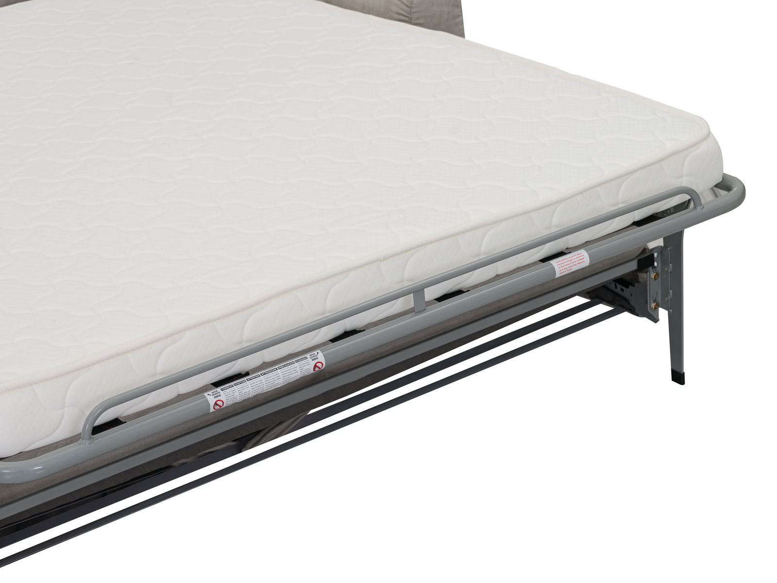 Nahaufnahme eines Funktionssofas mit ausgeklapptem Metallrahmen und weißer Matratze, seitliche Perspektive.