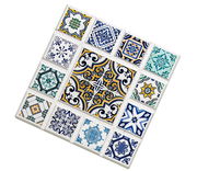 Untersetzer AGADIR Raute mit buntem Mosaikmuster, schräg von oben fotografiert.